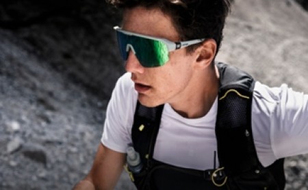 Evil Eye: Junger Mann mit Sportbrille