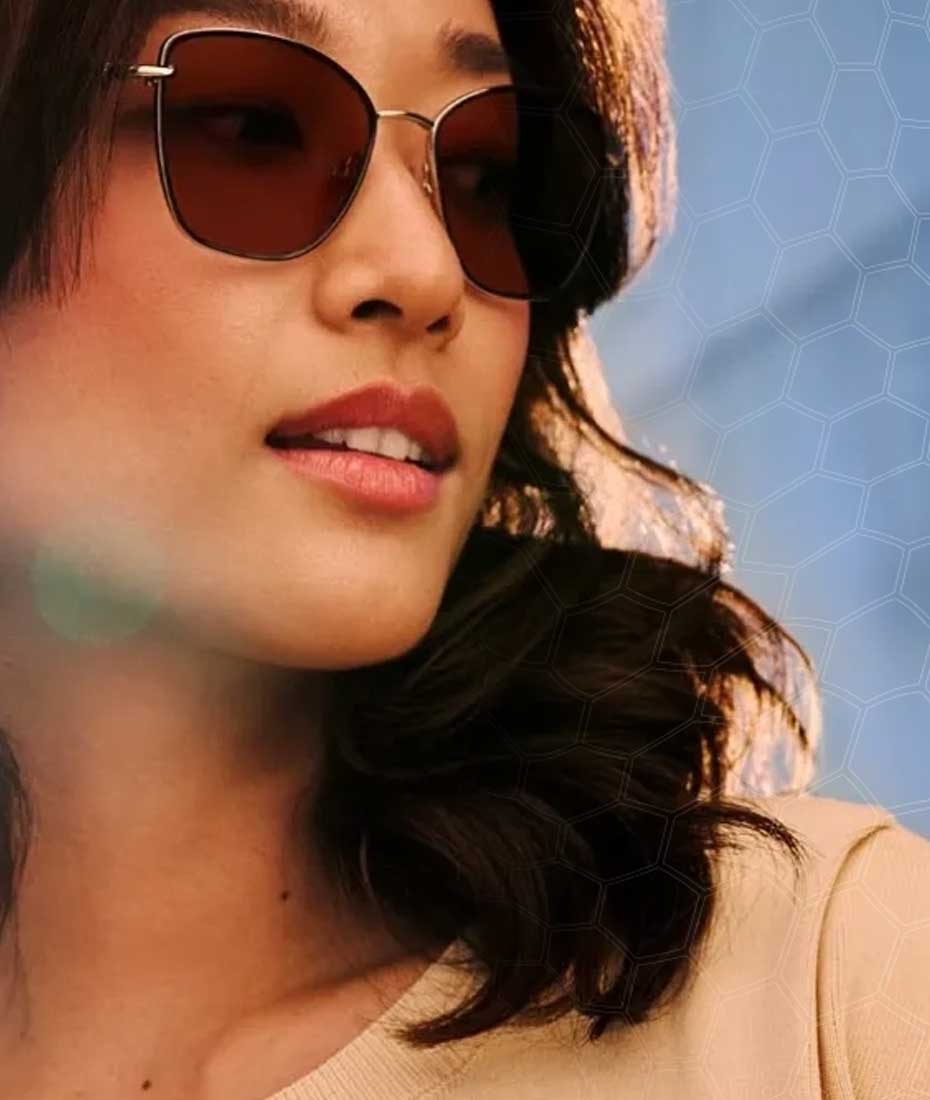 Frau mit Brille und ColorMatic® Dark Brillengläsern